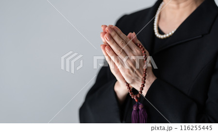 喪服の女性 葬儀 合掌 喪服の女性 葬儀 合掌 116255445