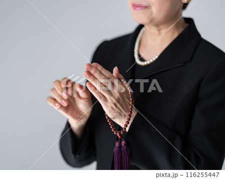 喪服の女性 葬儀 合掌 喪服の女性 葬儀 合掌 116255447