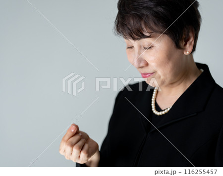 喪服の女性 葬儀 合掌 喪服の女性 葬儀 合掌 116255457