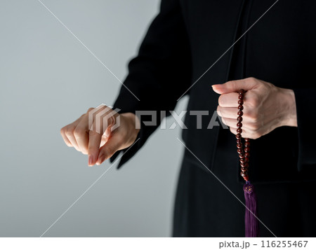 喪服の女性の手元　葬儀　合掌 116255467