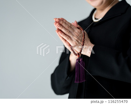喪服の女性の手元　葬儀　合掌 116255470