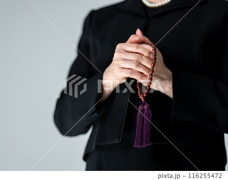 喪服の女性の手元 葬儀 合掌 喪服の女性の手元 葬儀 合掌 116255472