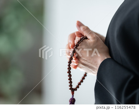 喪服の女性の手元　葬儀　合掌 116255478