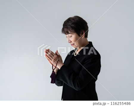 喪服の女性　葬儀　合掌 116255486