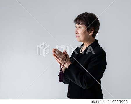 喪服の女性　葬儀　合掌 116255493