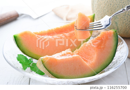 透明なお皿にのせた夕張メロン (白背景) 透明なお皿にのせた夕張メロン (白背景) 116255700