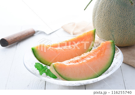 透明なお皿にのせた夕張メロン （白背景） 116255740