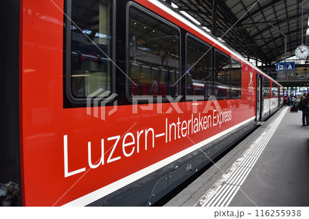 インターラーケンオスト駅に停車中ルツェルンインターラーケンエキスプレス 116255938