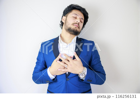 心打たれる男性 心打たれる男性 116256131