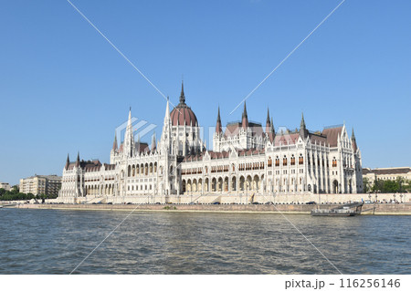 ドナウ川から眺める世界遺産のハンガリー国会議事堂 116256146