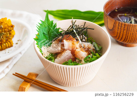 ごまだれで食べるビンチョウマグロの海鮮丼 116256229