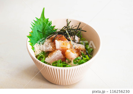 ごまだれで食べるビンチョウマグロの海鮮丼 116256230