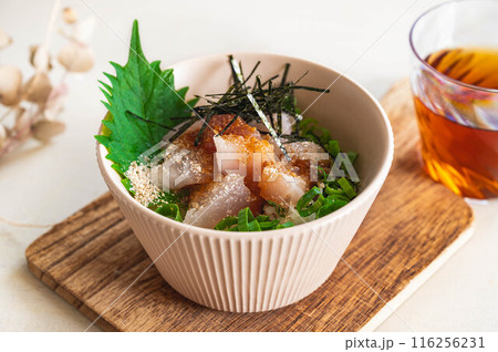ごまだれで食べるビンチョウマグロの海鮮丼 ごまだれで食べるビンチョウマグロの海鮮丼 116256231