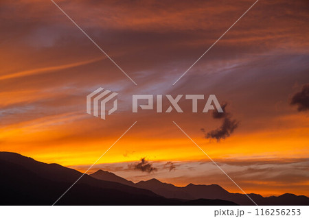 夕暮れ時の空と山岳風景 夕暮れ時の空と山岳風景 116256253