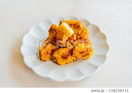 バターのせ焼きトウモロコシ 116256311