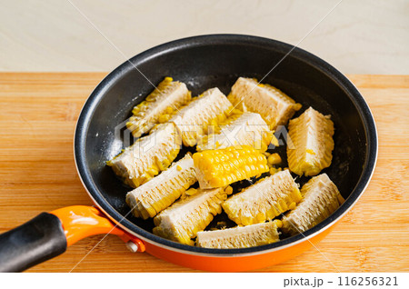 フライパンで焼くトウモロコシ 116256321