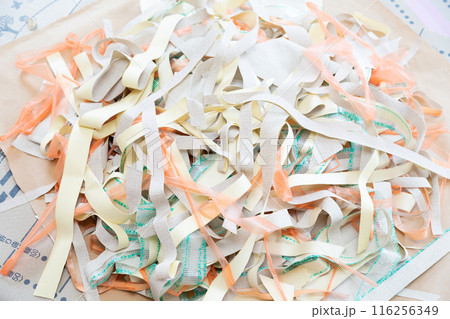 壁紙クロスの張り替えで出た切れ端の廃棄ごみ 116256349