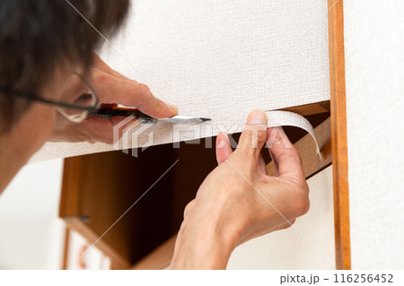 住宅のクロスを張り替える職人 住宅のクロスを張り替える職人 116256452