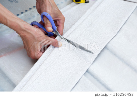 住宅のクロスを張り替える職人 116256458