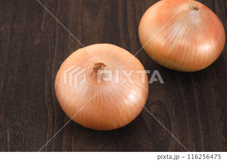 新鮮な玉ねぎ 116256475