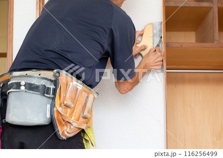 住宅のクロスを張り替える職人 116256499