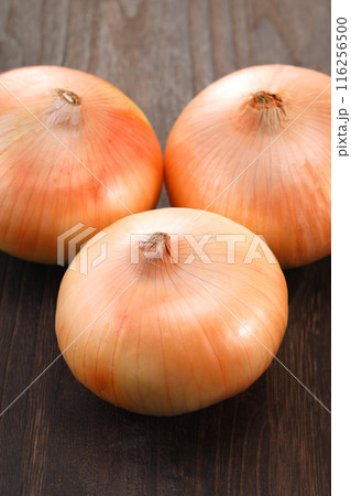 新鮮な玉ねぎ 116256500