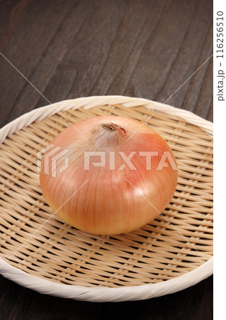 新鮮な玉ねぎ 116256510