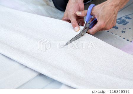 住宅のクロスを張り替える職人 116256552