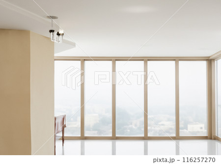 シンプルなホテルの室内風景　白い部屋のインテリア 116257270