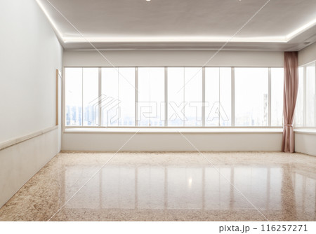 シンプルなホテルの室内風景 白い部屋のインテリア シンプルなホテルの室内風景 白い部屋のインテリア 116257271