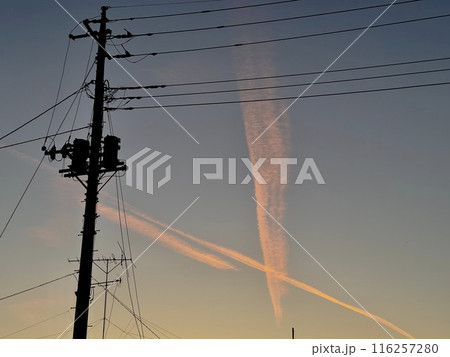 オレンジ色の夕焼けと電線が連なるシルエット オレンジ色の夕焼けと電線が連なるシルエット 116257280