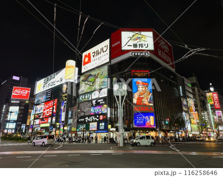 すすきのの交差点　北海道札幌市 116258646