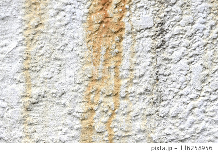錆びついた白いコンクリートの壁の背景素材 116258956
