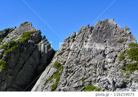 危険な登山、岩場を鎖で登る、見える景色は絶景 116259075