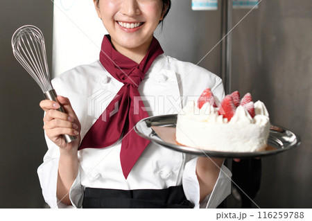 調理場で働くパティシエのアジア人女性 116259788