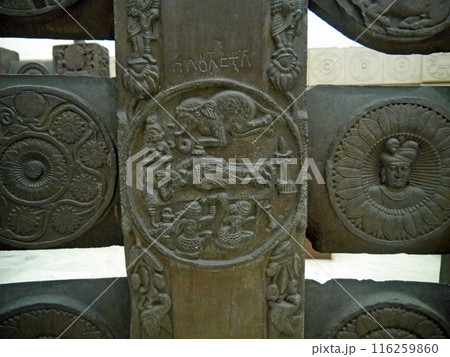 インドのコルカタにある国立博物館に展示されているバールフト仏教欄順のお釈迦様誕生の彫刻 116259860