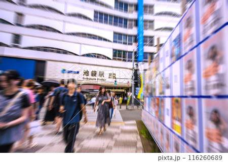 日本の東京都市景観　池袋駅東口。カオスな東京都知事選挙の選挙ポスター掲示場・2024年7月7日投票日 116260689