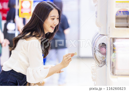 カプセルトイを楽しむ若い女性 116260823