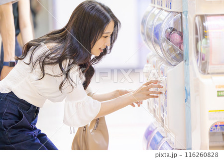 カプセルトイを楽しむ若い女性 116260828