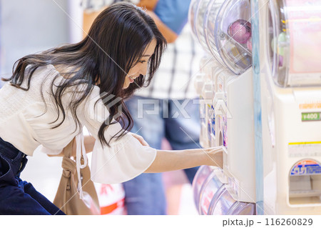 カプセルトイを楽しむ若い女性 116260829