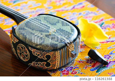 紅型と三線 116261388