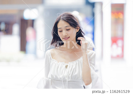商店街を歩く若い女性 116261529