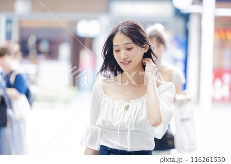商店街を歩く若い女性 商店街を歩く若い女性 116261530
