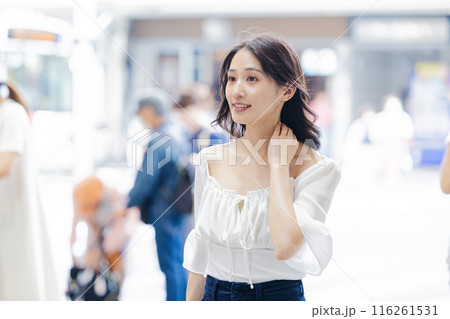 商店街を歩く若い女性 116261531