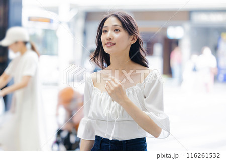 商店街を歩く若い女性 商店街を歩く若い女性 116261532
