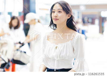 商店街を歩く若い女性 116261535