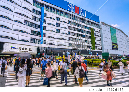 日本の東京都市景観　池袋駅東口。カオスな東京都知事選挙の選挙ポスター掲示場・2024年7月7日投票日 116261554