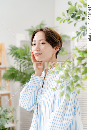 肌に触れる女性 116261945