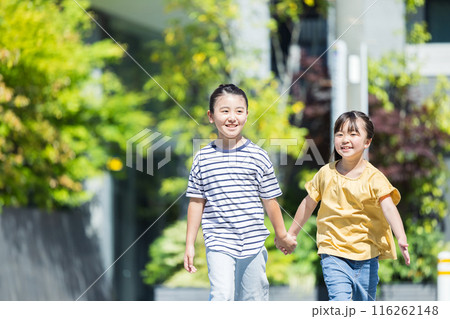 手をつなぐ仲良しな女の子たち 手をつなぐ仲良しな女の子たち 116262148