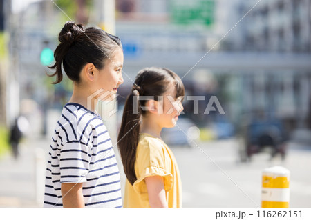 信号待ちをする子供たち 信号待ちをする子供たち 116262151